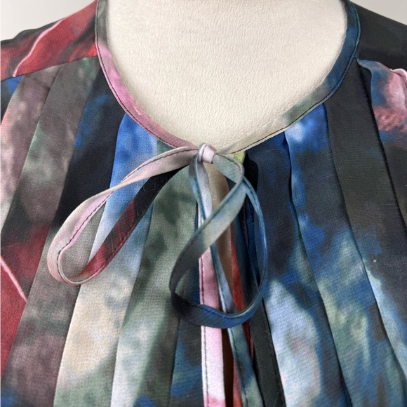 White House Black Market Multicolor pleated top with tie size small - Picture 6 of 9